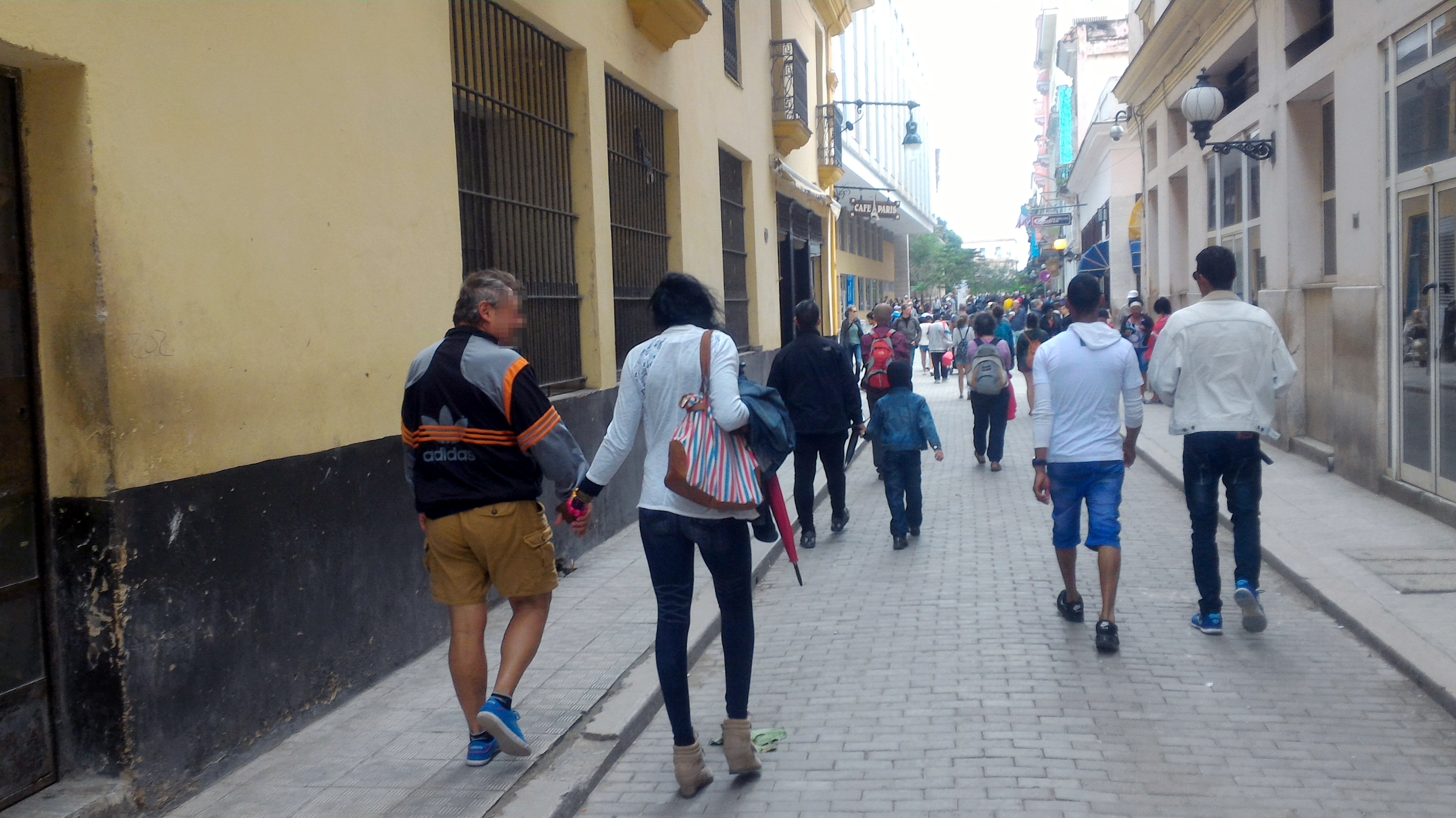 La clásica estampa del turista europeo de la mano de una jinetera en Centro Habana. (A. Pascual)