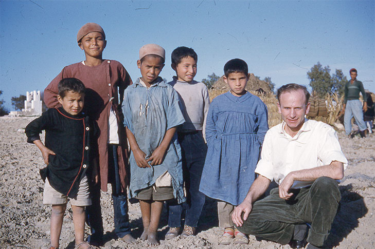 Paul Schäfer junto a algunos niños en Jordania