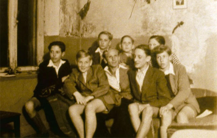 Paul Schäfer junto a algunos de los adolescentes que vivieron en Colonia Dignidad
