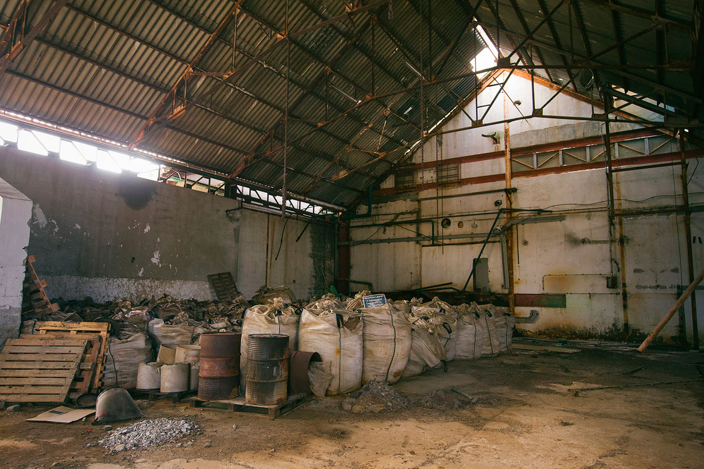 Los almacenes fueron abandonados a toda prisa, dejando atrás sacos llenos de residuos químicos y precursores listos para fabricar lindano