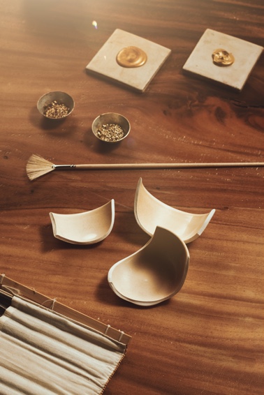 El Kintsugi es el arte japonés de reparar objetos rotos de cerámica uniendo sus piezas con oro
