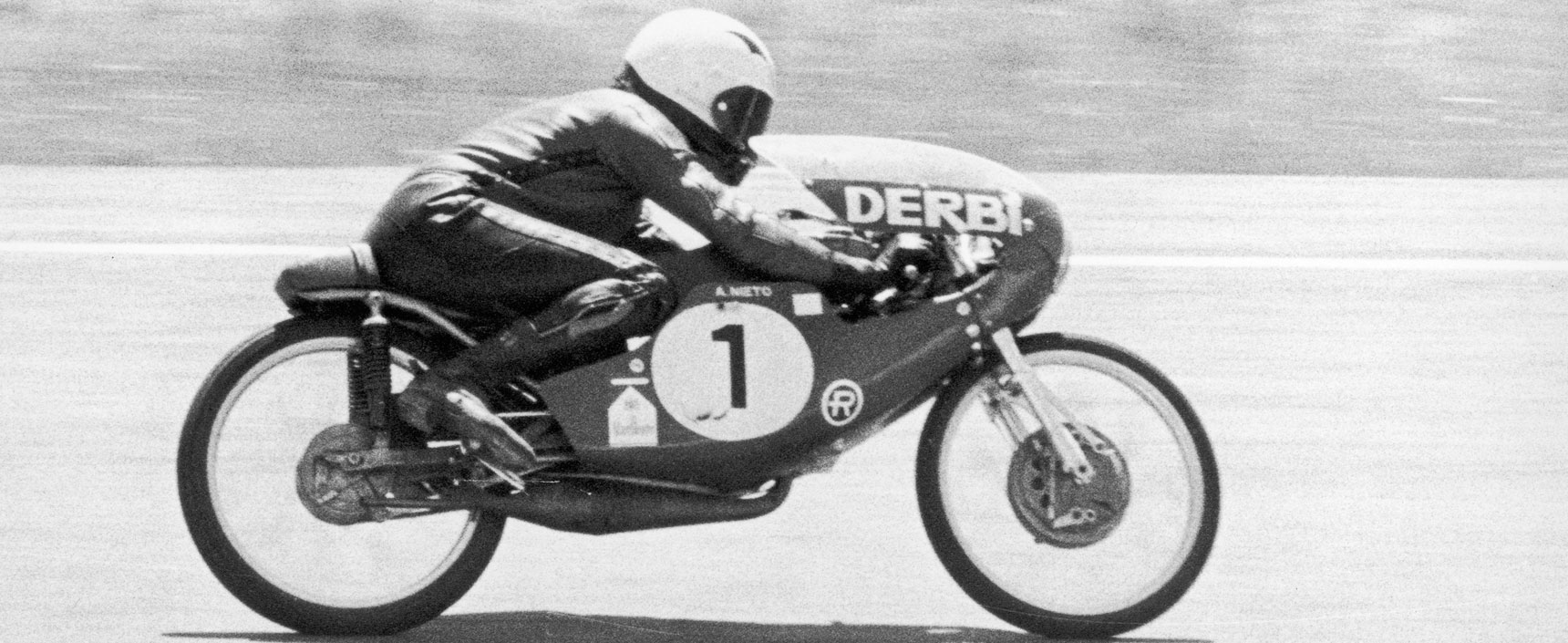 Ángel Nieto en la icónica Derbi con la que se proclamó campeón del mundo de 50cc en 1970