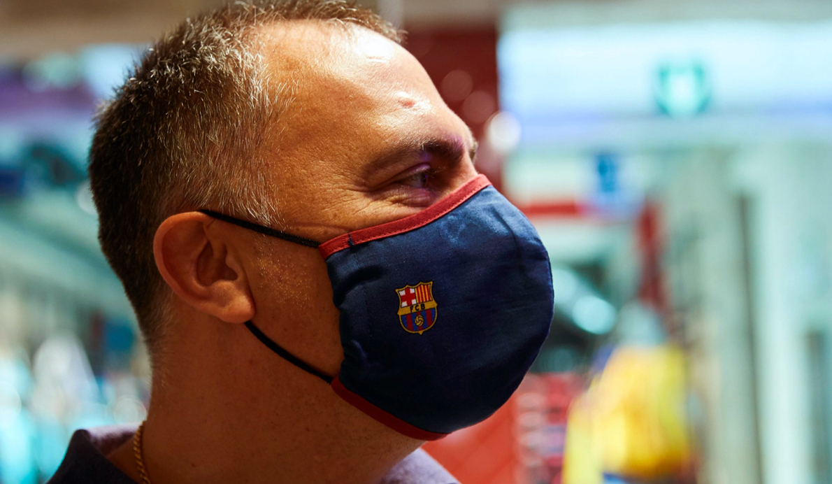 Una mascarilla con el escudo del FC Barcelona