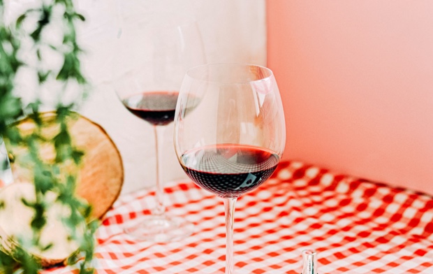 Dos copas de vino servidas en mesa