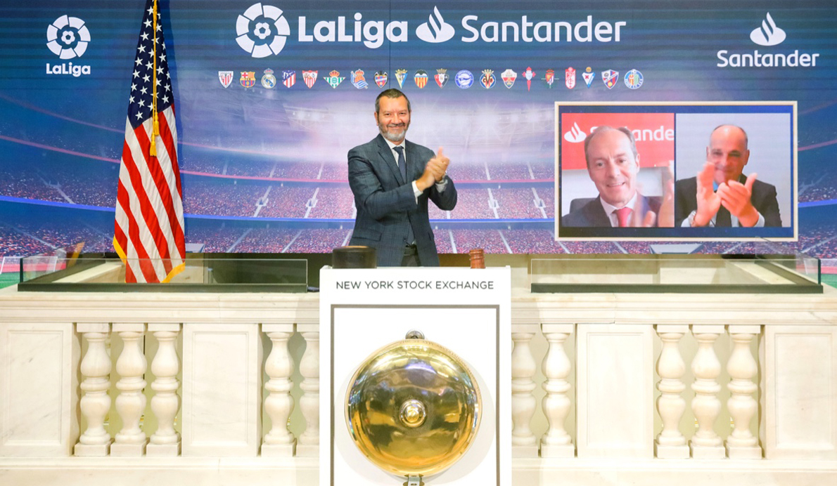 Rami Aboukhair, consejero delegado de Santander España, y Javier Tebas, presidente de LaLiga en la apertura de la Bolsa de Nueva York
