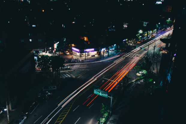 Imagen de vía urbana con tráfico en la noche