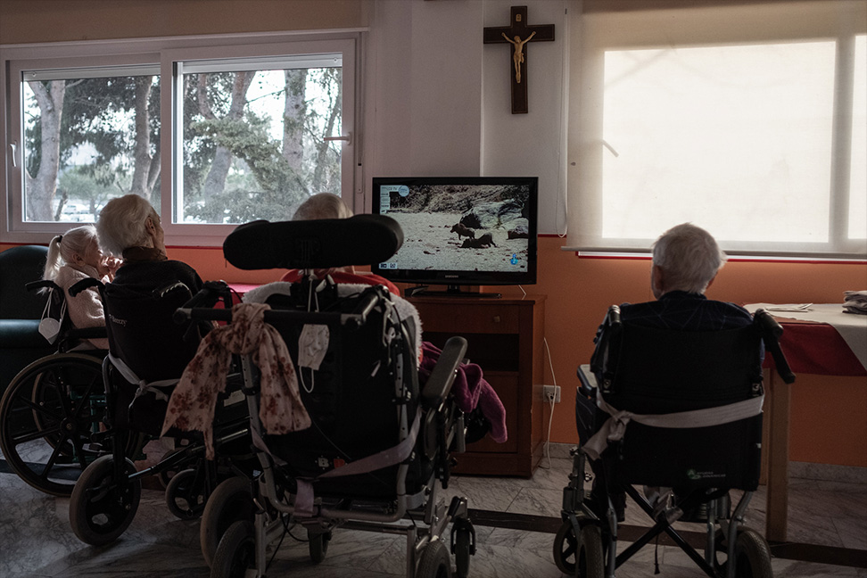 Un grupo de ancianos mira la televisión en uno de los comedores de la residencia