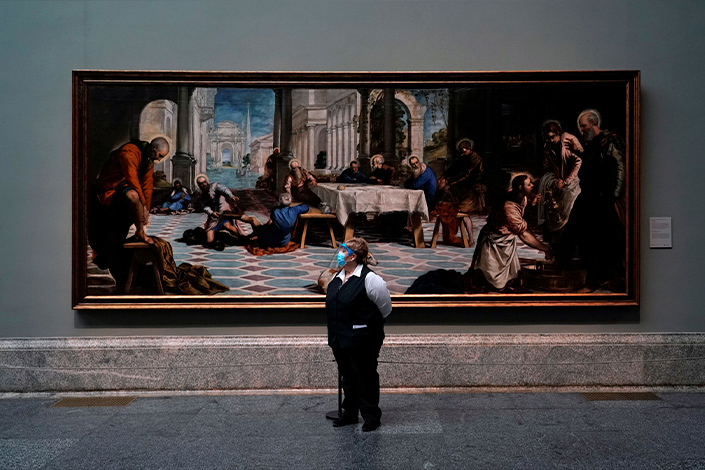 Una trabajadora del Museo del Prado espera a los visitantes durante la reapertura del centro