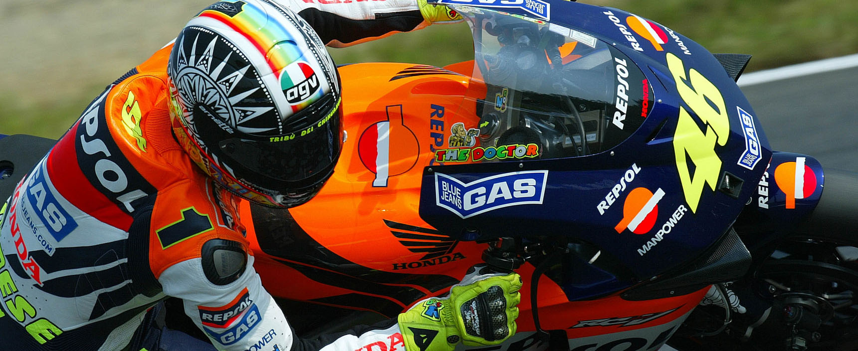 El italiano Rossi consiguió su primer mundial en Repsol Honda que en 2002 ganó por primera vez la triple corona piloto, equipo, constructores