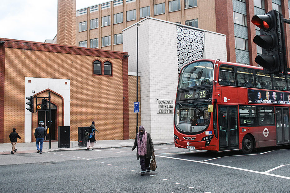 Una mujer musulmana cruza uno de los pasos de cebra de Whitechapel