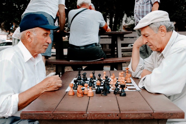 Jubilados juegan al ajedrez