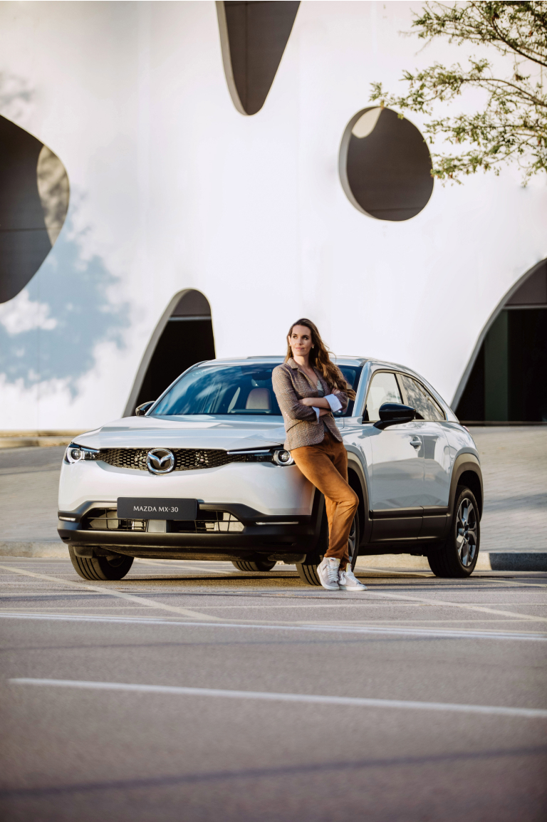 Ona Carbonell posa con el nuevo Mazda MX-30