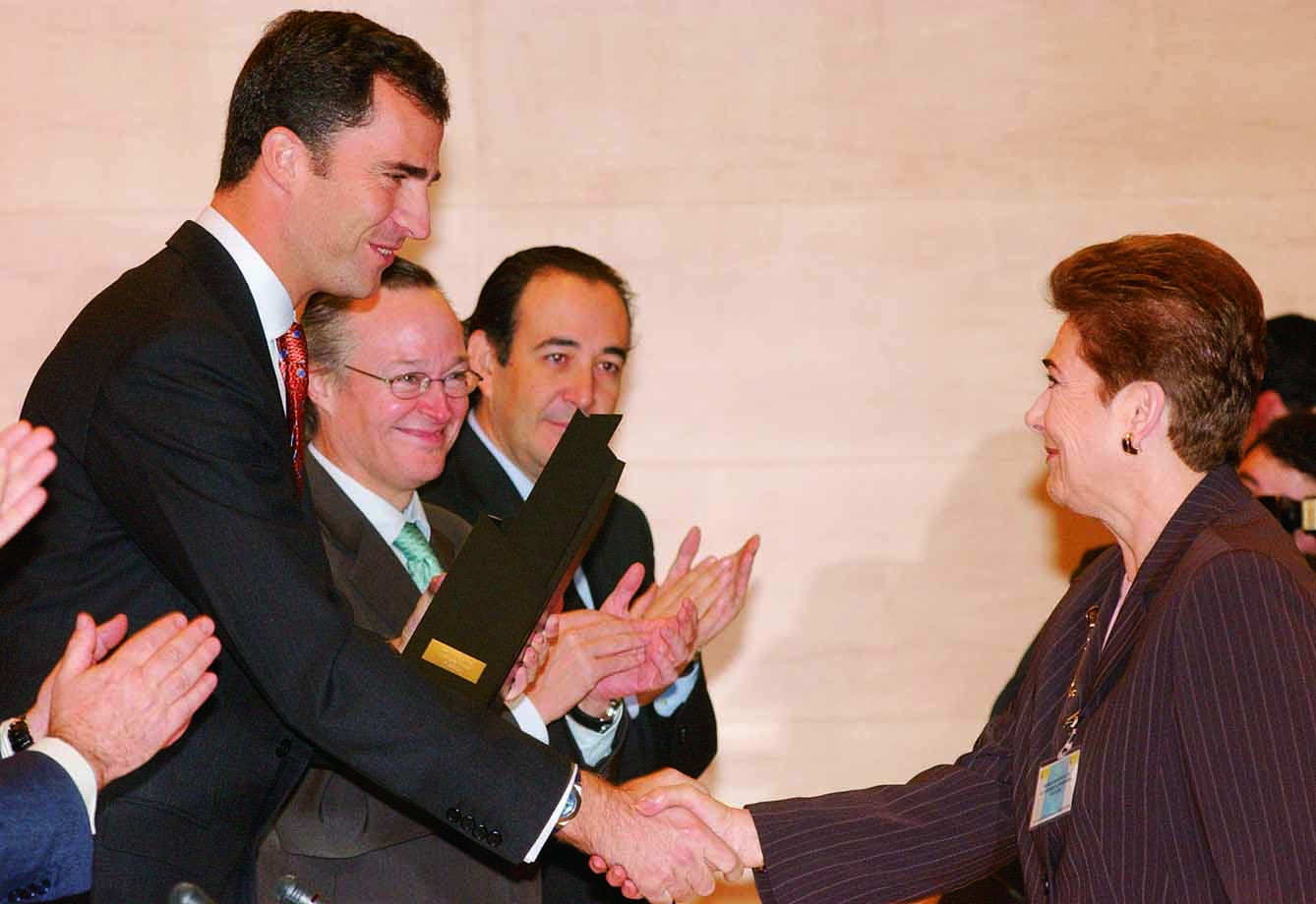 Doña Pilar Guell recibiendo el Premio Príncipe de Asturias en 2003
