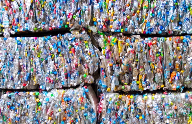 Botellas de plástico apiladas para reciclar
