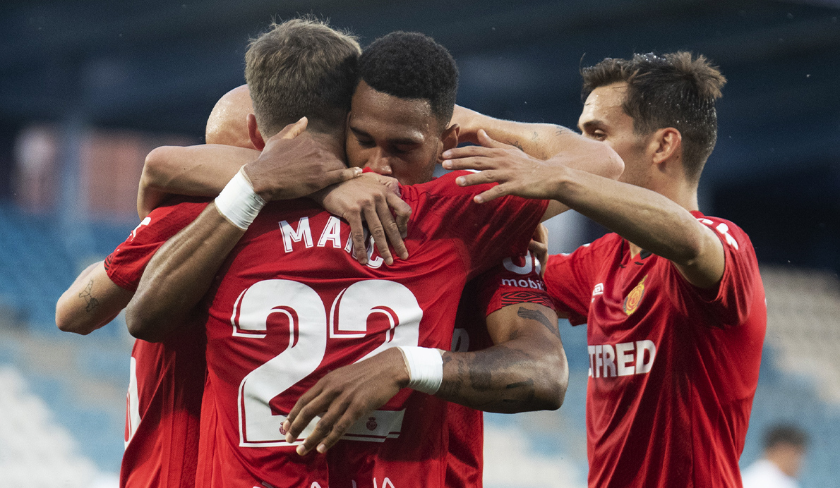Los jugadores del RCD Mallorca se abrazan durante un partido de esta temporada