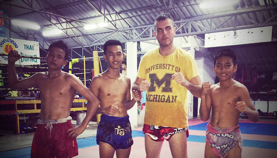 Bernat Palanques junto a luchadores locales de muay thai