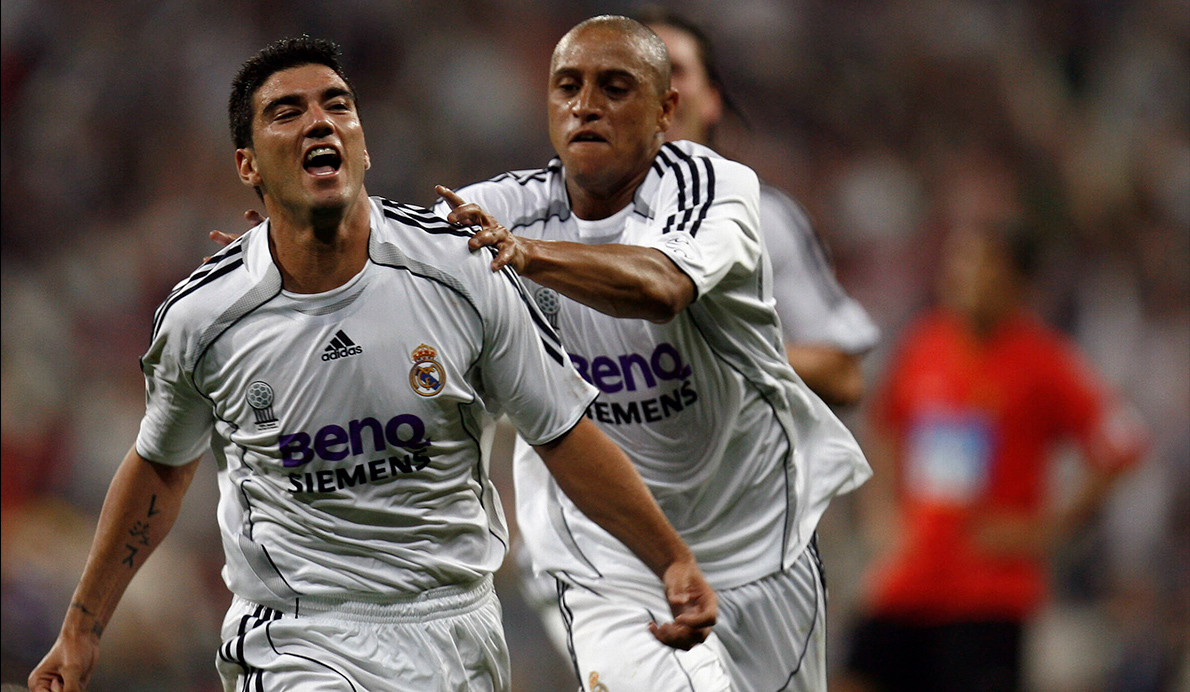 Roberto Carlos celebra junto a José Antonio Reyes el gol que les valió un título liguero en 2007