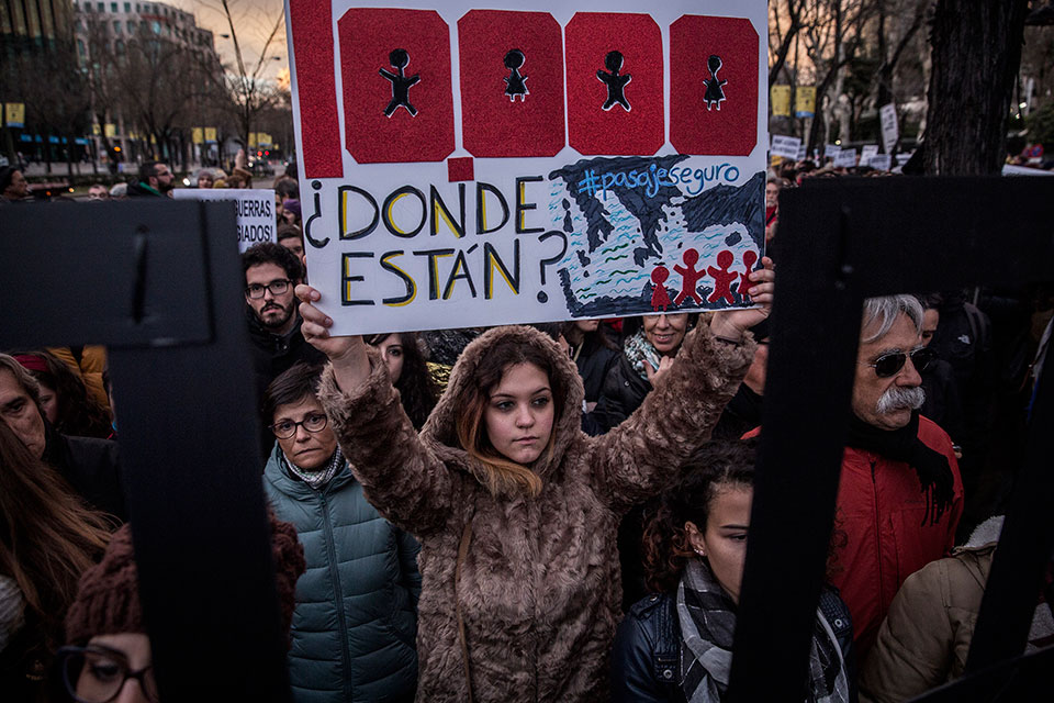 Una chica sostiene un cartel en la manifestación que se celebró en Madrid a principios de año bajo el lema 'Pasaje Seguro'