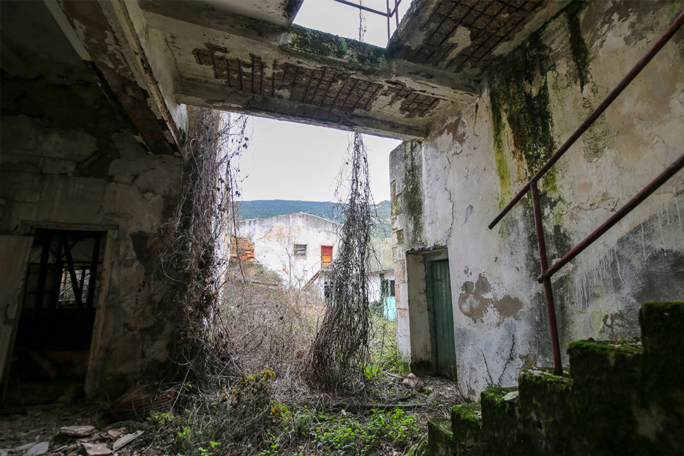 Interior del edificio principal de la cárcel de Valdenoceda, prácticamente en ruinas