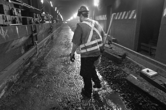 Un obrero inspecciona el interior del túnel de Canarsie