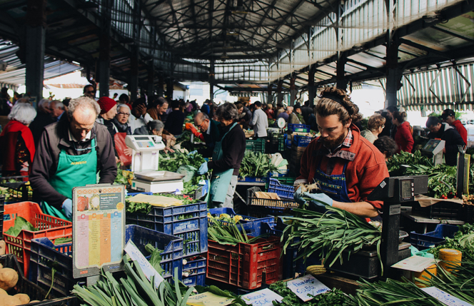 Un puesto de verduras en un mercado