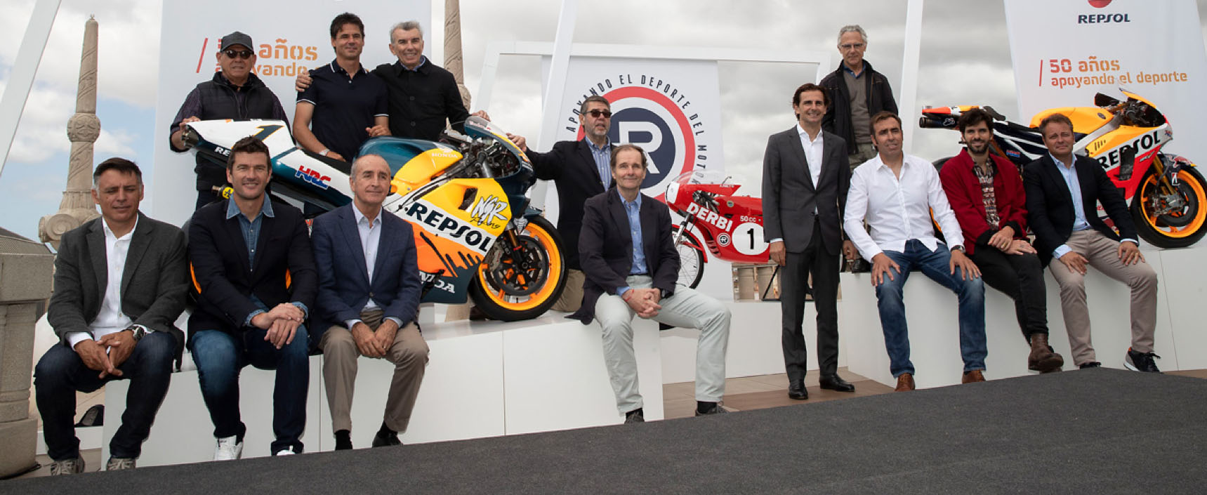 Exposición inédita en Barcelona con 21 coches y motos de los 50 años de Repsol en las competiciones de motor