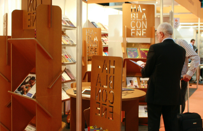 Un hombre mayor lee un libro en una librería