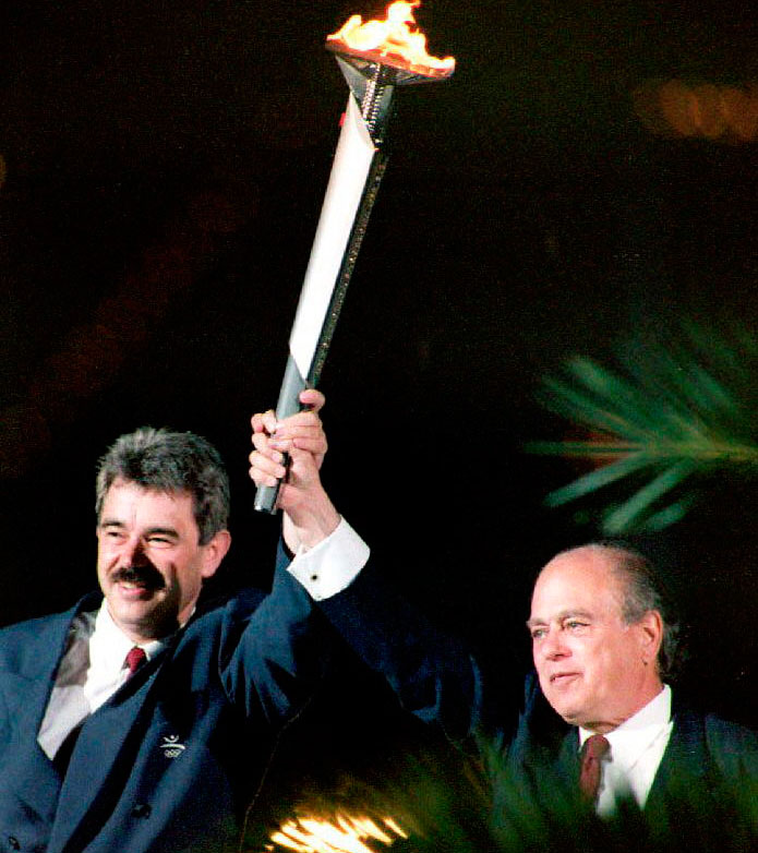 Pasqual Maragall, entonces alcalde de Barcelona, y Jordi Pujol, presidente de la Generalitat, portando una antorcha olímpica (AFP).