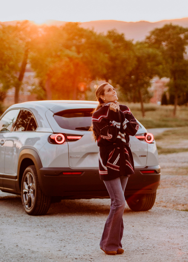 Ona Carbonell posa ante el nuevo Mazda MX-30