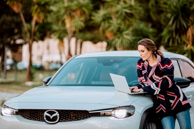 Ona escribiendo en un portátil sobre el nuevo Mazda MX-30