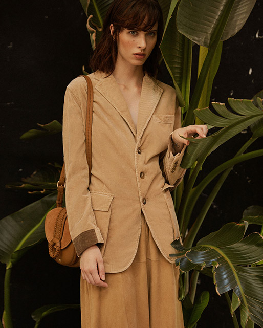 Modelo con chaqueta de Polo Ralph Lauren y bolso de Georges Rech