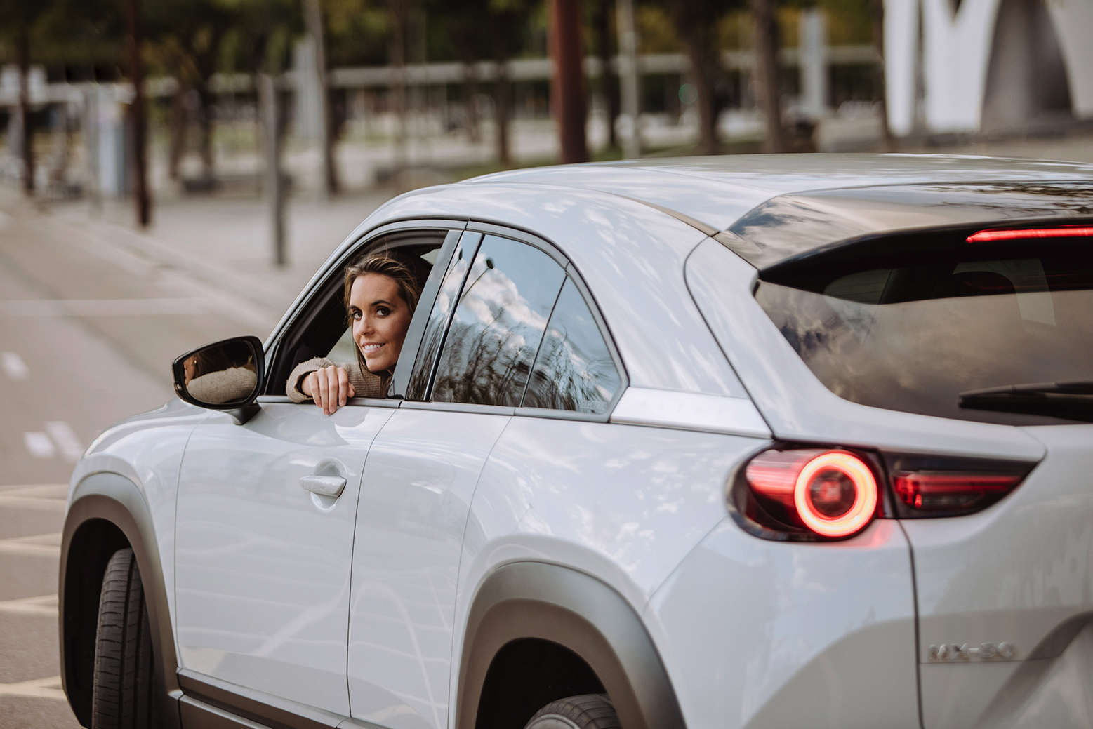 Ona Carbonell se asoma por la ventanilla del piloto del nuevo Mazda MX-30
