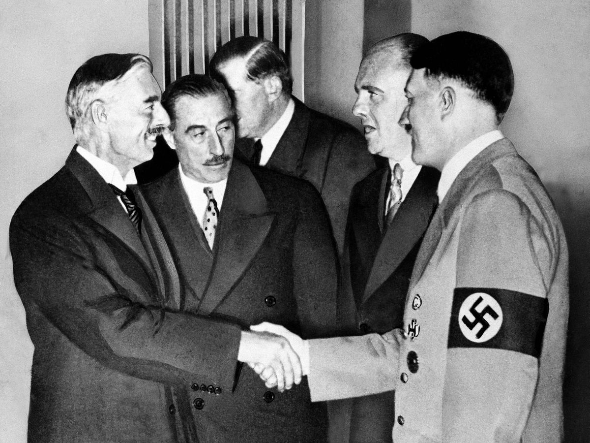 El apretón de manos entre Chamberlain y Hitler en Múnich 1939 que cambió la historia. (Cordon Press)