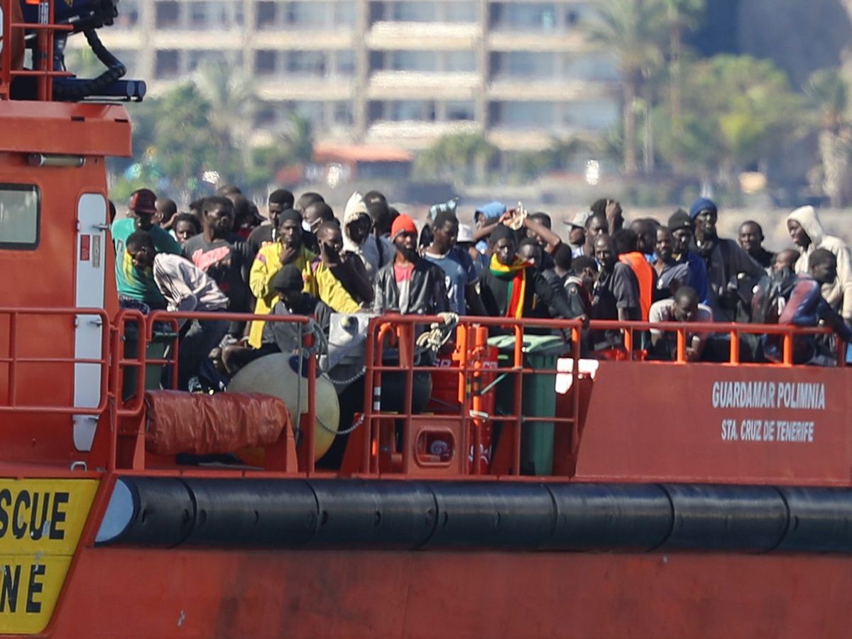 Foto: Salvamento Marítimo traslada a la costa a inmigrantes rescatados. (EFE)