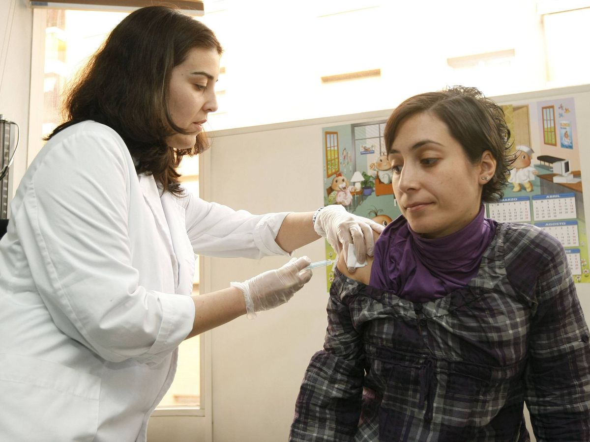 Photo: A pregnant woman receives a vaccine in Madrid.  Photo: EFE / Zipi