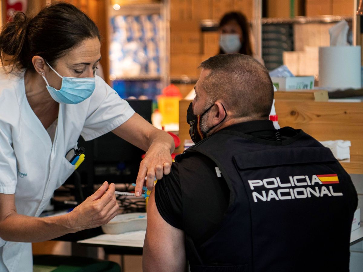 Photo: An agent of the National Police receives a dose of the vaccine against covid-19 at the Son Espases Hospital, in Mallorca.  (EFE)