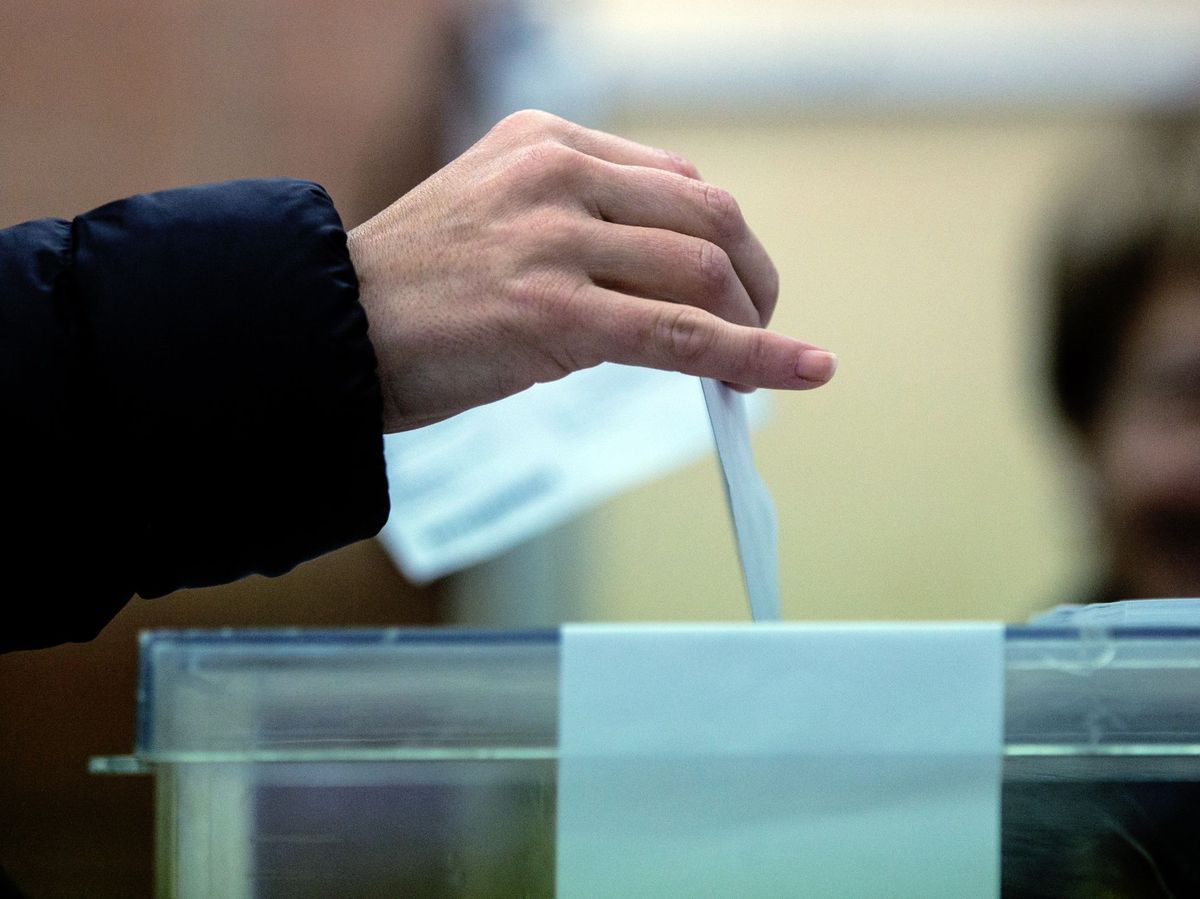 Foto: Un elector deposita su voto en un colegio de Barcelona en las elecciones al Parlament de 2017 (EFE)