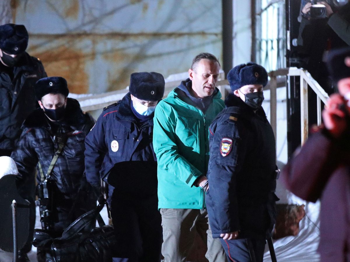 Foto: El líder opositor Alekséi Navalni es escoltado por la policía tras pasar por el juzgado. (Reuters)