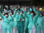 Foto: El personal sanitari de l'Hospital 12 d'Octubre de Madrid retorna aquest dissabte l'aplaudiment rebut com cada dia a les 20:00 per la seva tasca durant la crisi de la pandèmia de l'coronavirus. (EFE)