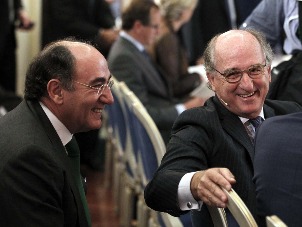 Foto: El presidente de Repsol, Antonio Brufau (d), conversa con el presidente de Iberdrola, Ignacio Sánchez Galán, en una imagen de archivo de 2014. (EFE)