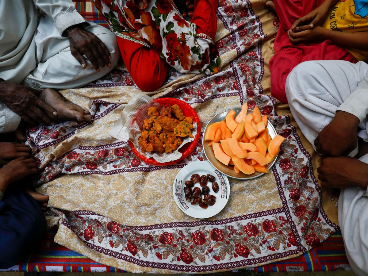 Foto: Una familia rompe el ayuno del Ramadán en Pakistán. (Reuters)