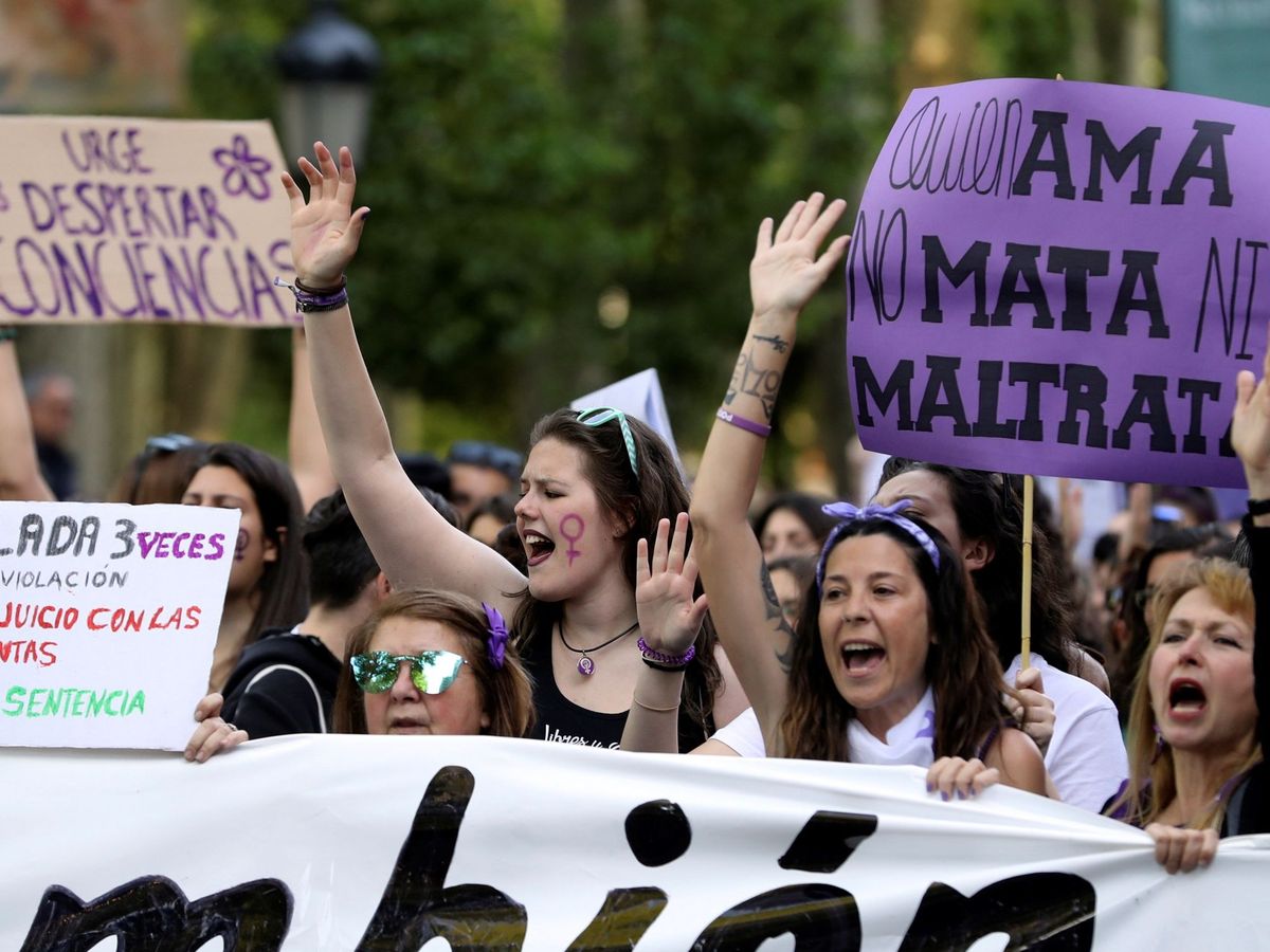 Foto: Manifestación feminista en protesta por la sentencia sobre los cinco miembros de La Manada en Madrid (EFE)