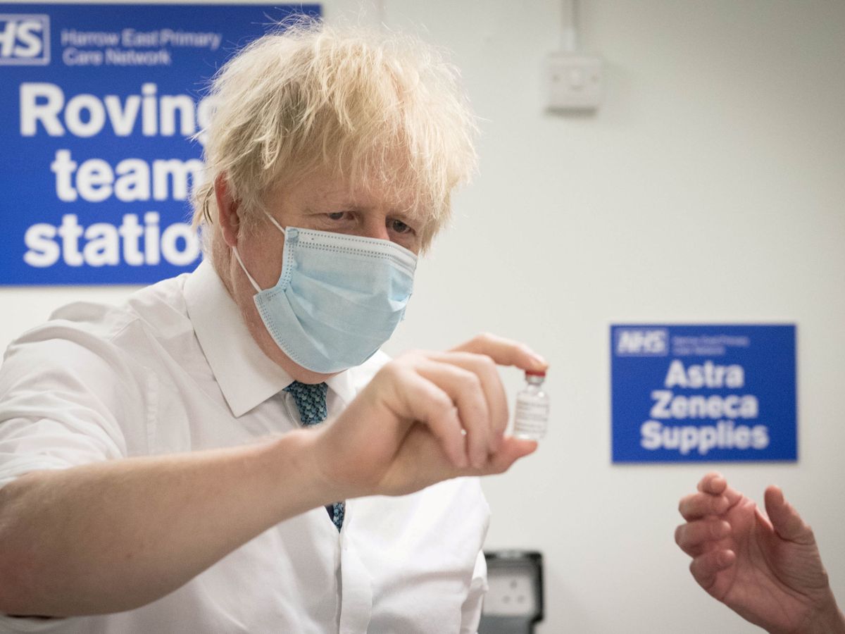 Photo: British Prime Minister Boris Johnson holds a dose of the Oxford-AstraZeneca vaccine against COVID-19.