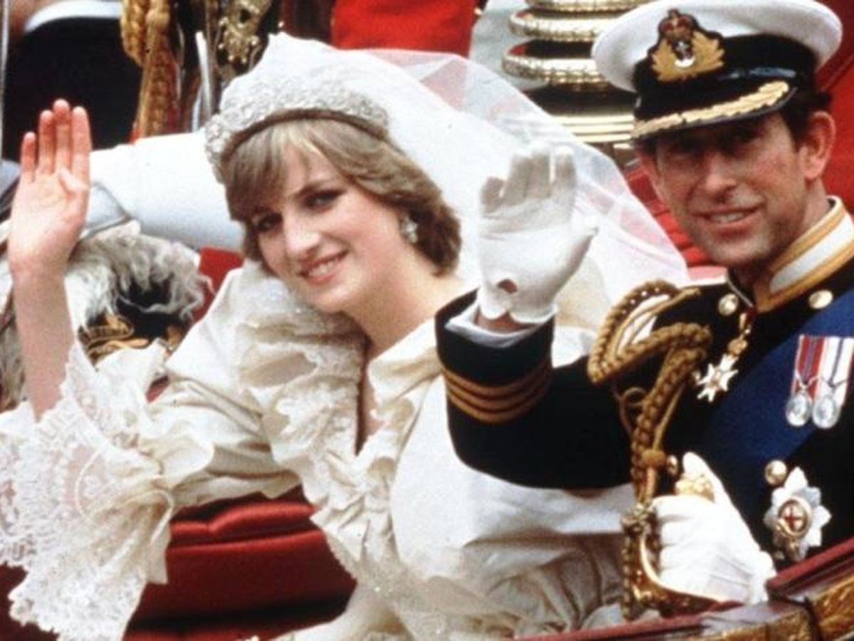 Foto: El príncipe Carlos de Inglaterra y Diana de Gales, el día de su boda. (AP)