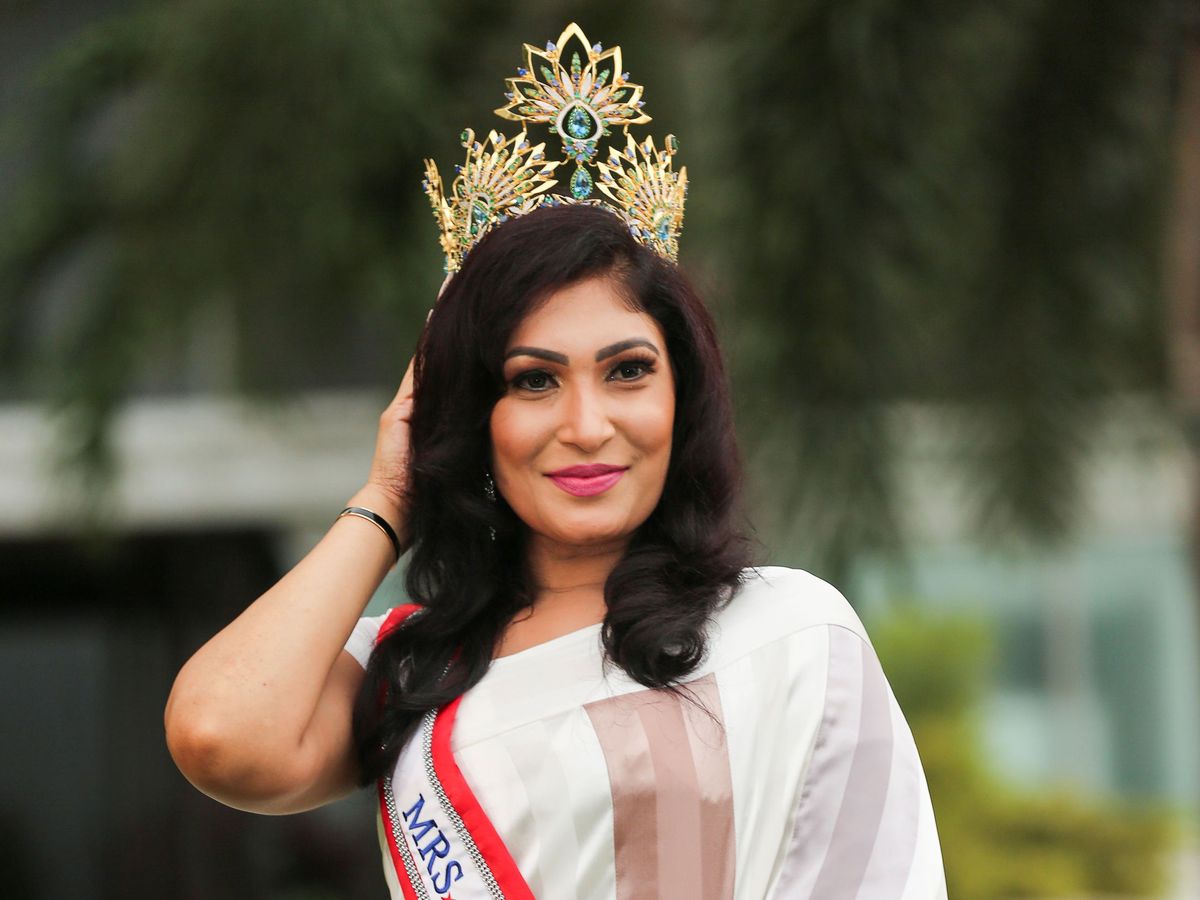 Detenida la reina de la belleza que arrancó la corona a la ganadora del Mrs  Sri Lanka 2021