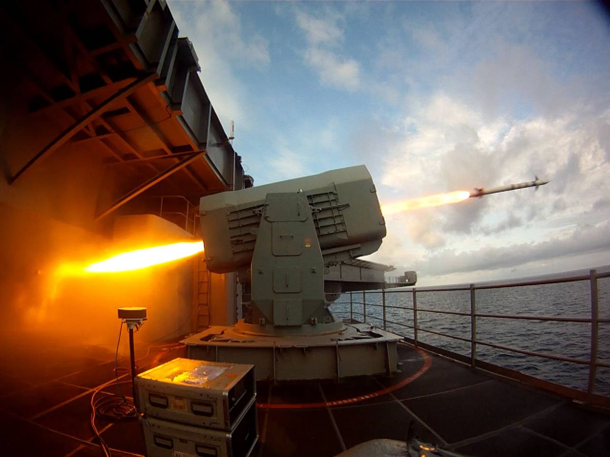 Foto: Lanzamiento del un misil RAM a bordo del portaaviones USS Theodore Roosevelt (US NAVY)