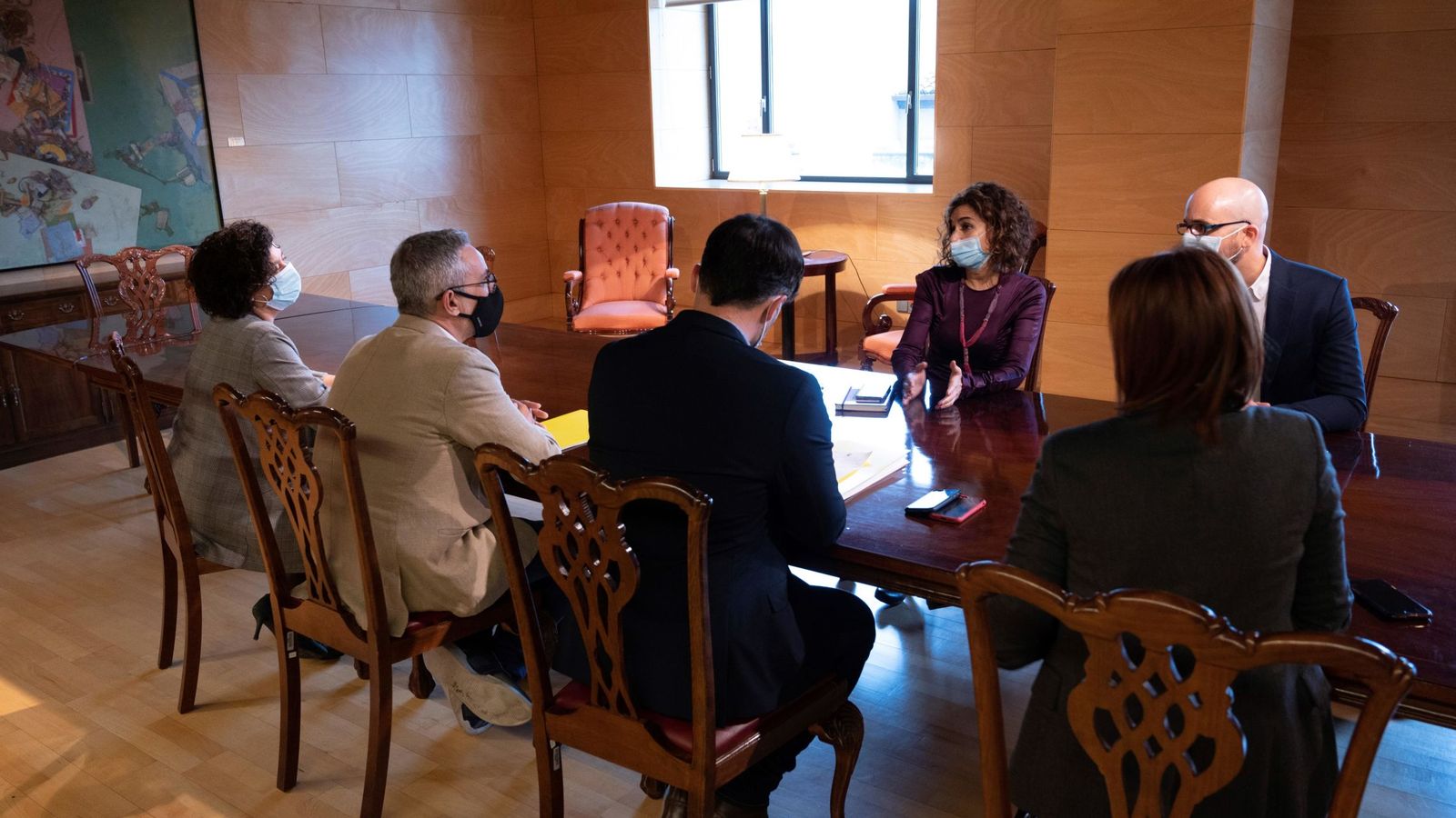 Foto: El equipo de ERC designado para la negociación de los PGE 2021 se reúne con la ministra de Hacienda, Maria Jesús Montero (C), y el secretario de Estado de Derechos Sociales, Nacho Álvarez (d). (EFE)