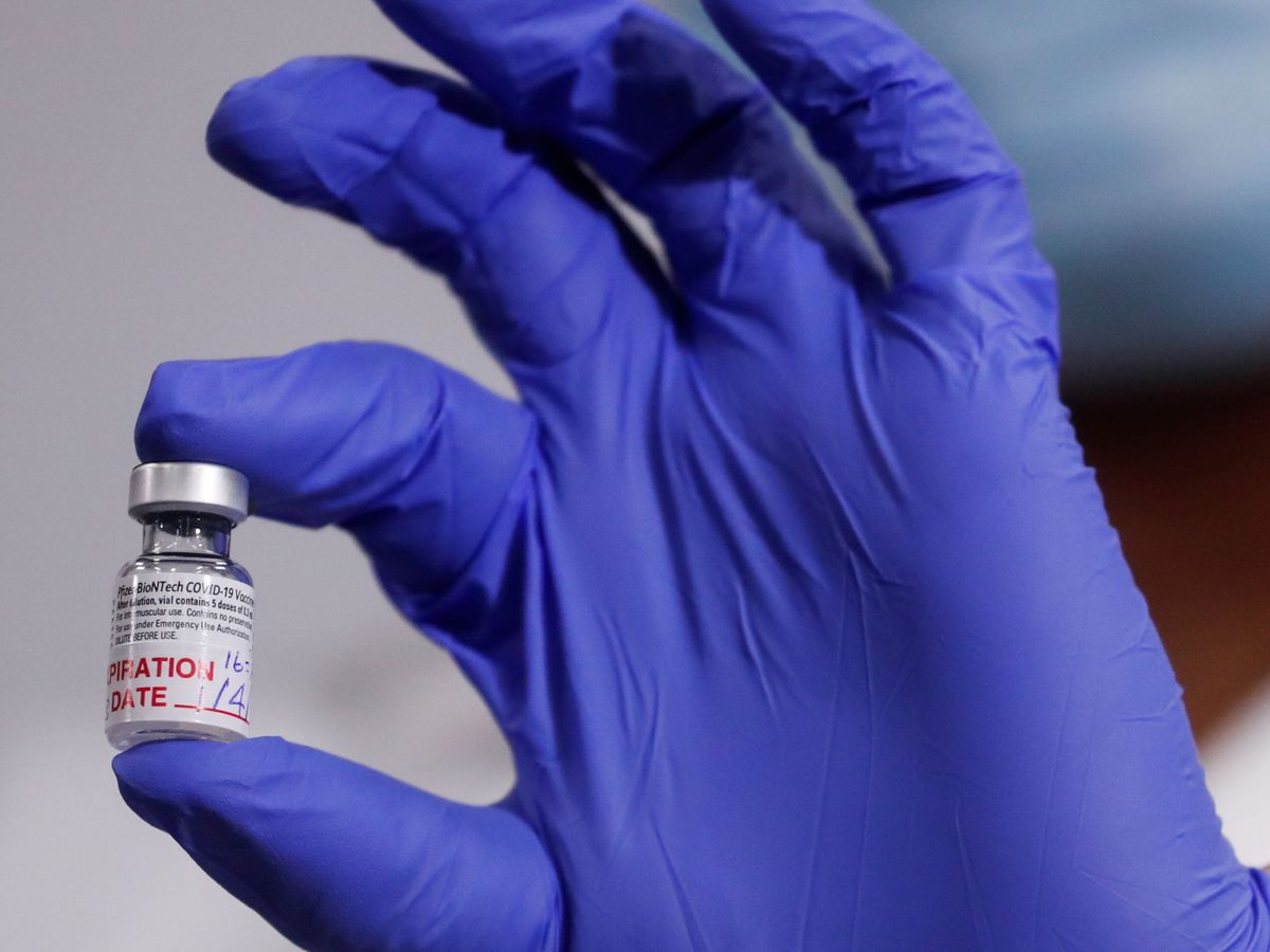 Photo: A healthcare professional prepares the Pfizer vaccine.  (Reuters)