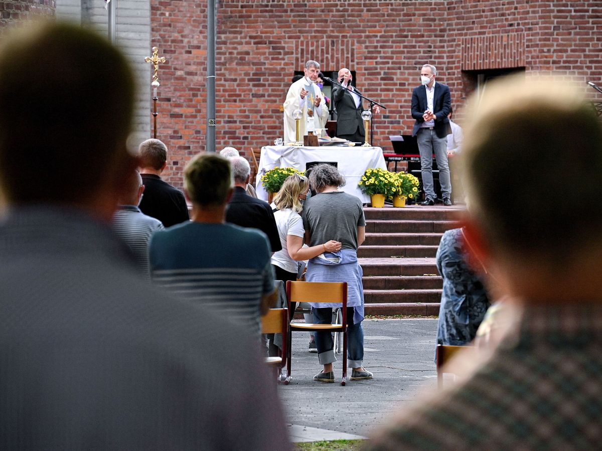 Foto: Creyentes asisten a un servicio de bendición al aire libre frente a la iglesia católica de Cristo Resurrección, en Colonia, Alemania. (EFE)