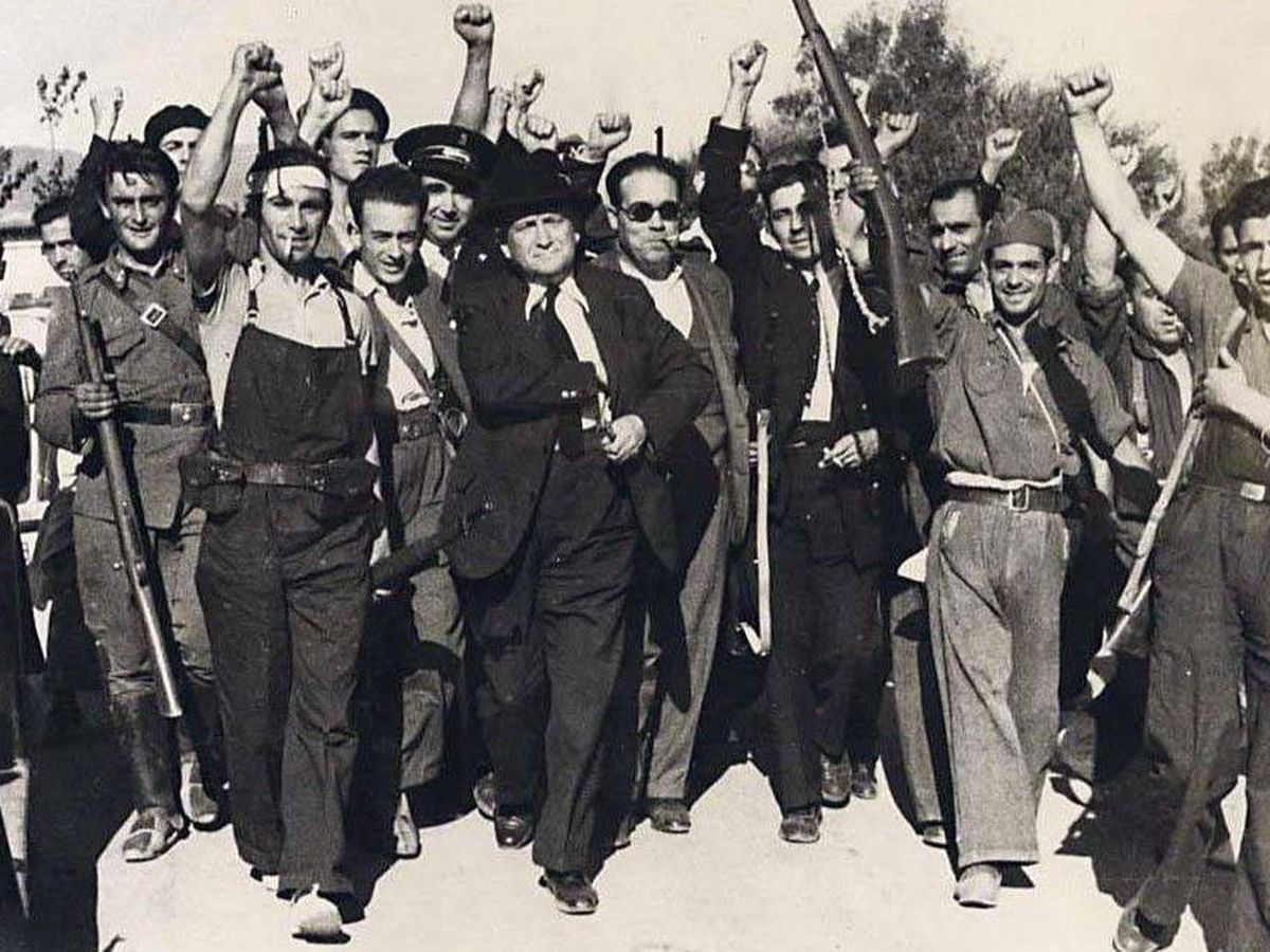 Foto: Francisco Largo Caballero, en el centro, junto a un grupo de milicianos en 1936.
